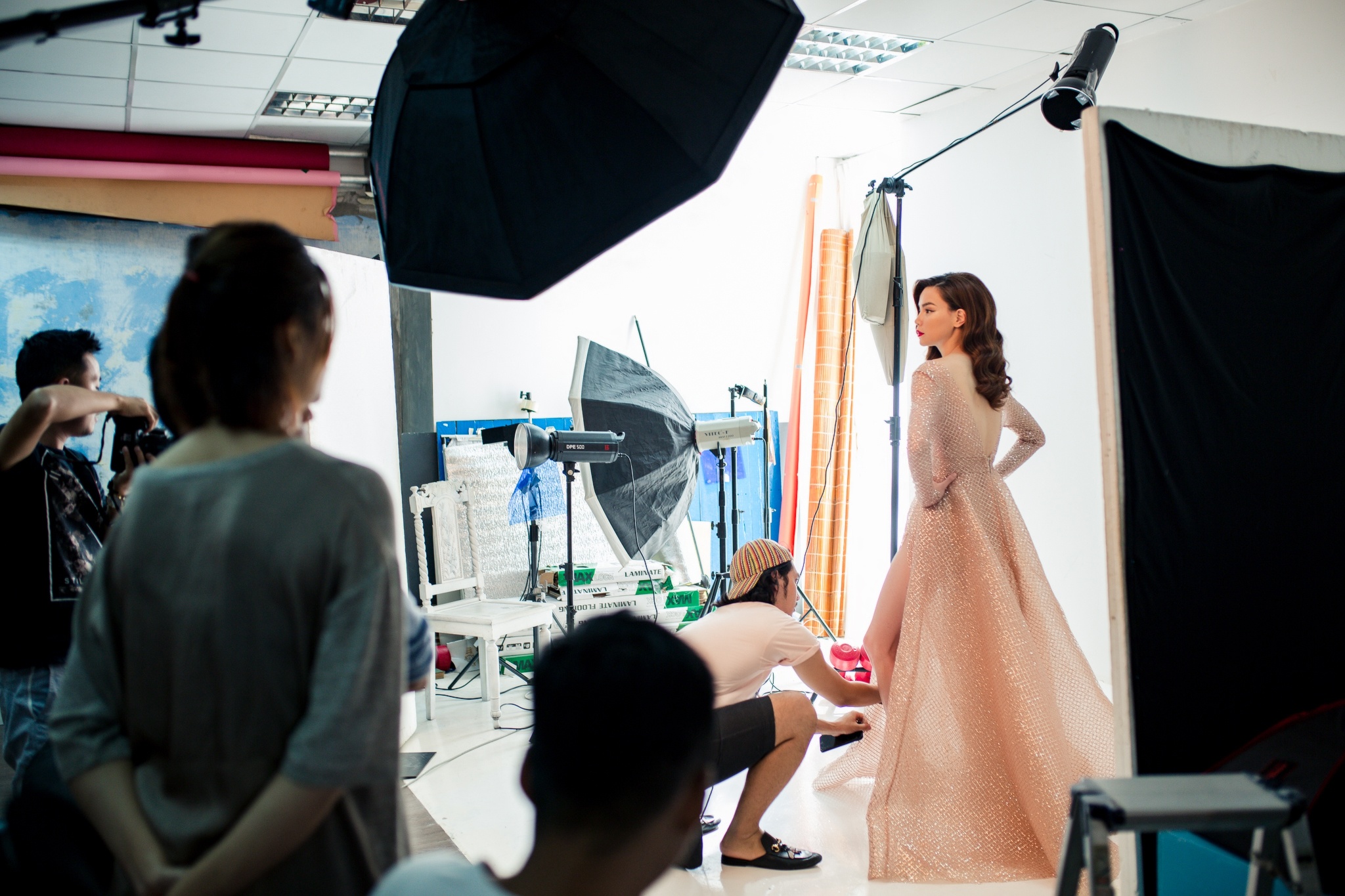 Hau truong chup anh cua Ho Ngoc Ha anh 1