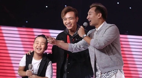 Cau be 10 tuoi hat rock khien HLV Voice Kids tranh gianh quyet liet hinh anh