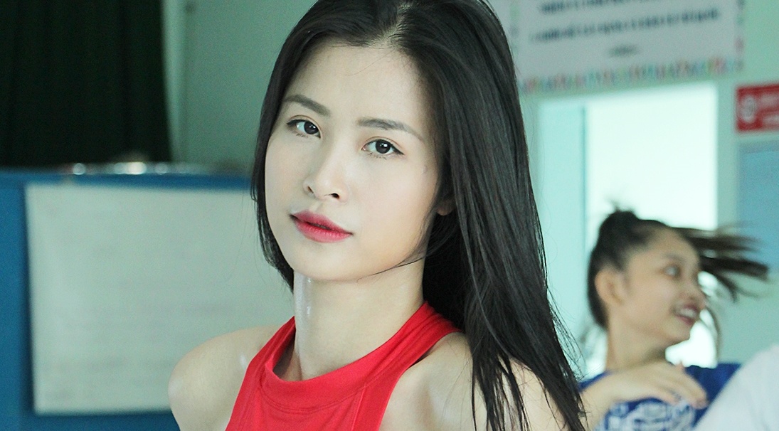 Dong Nhi miet mai tap luyen truoc them Asia Song Festival hinh anh