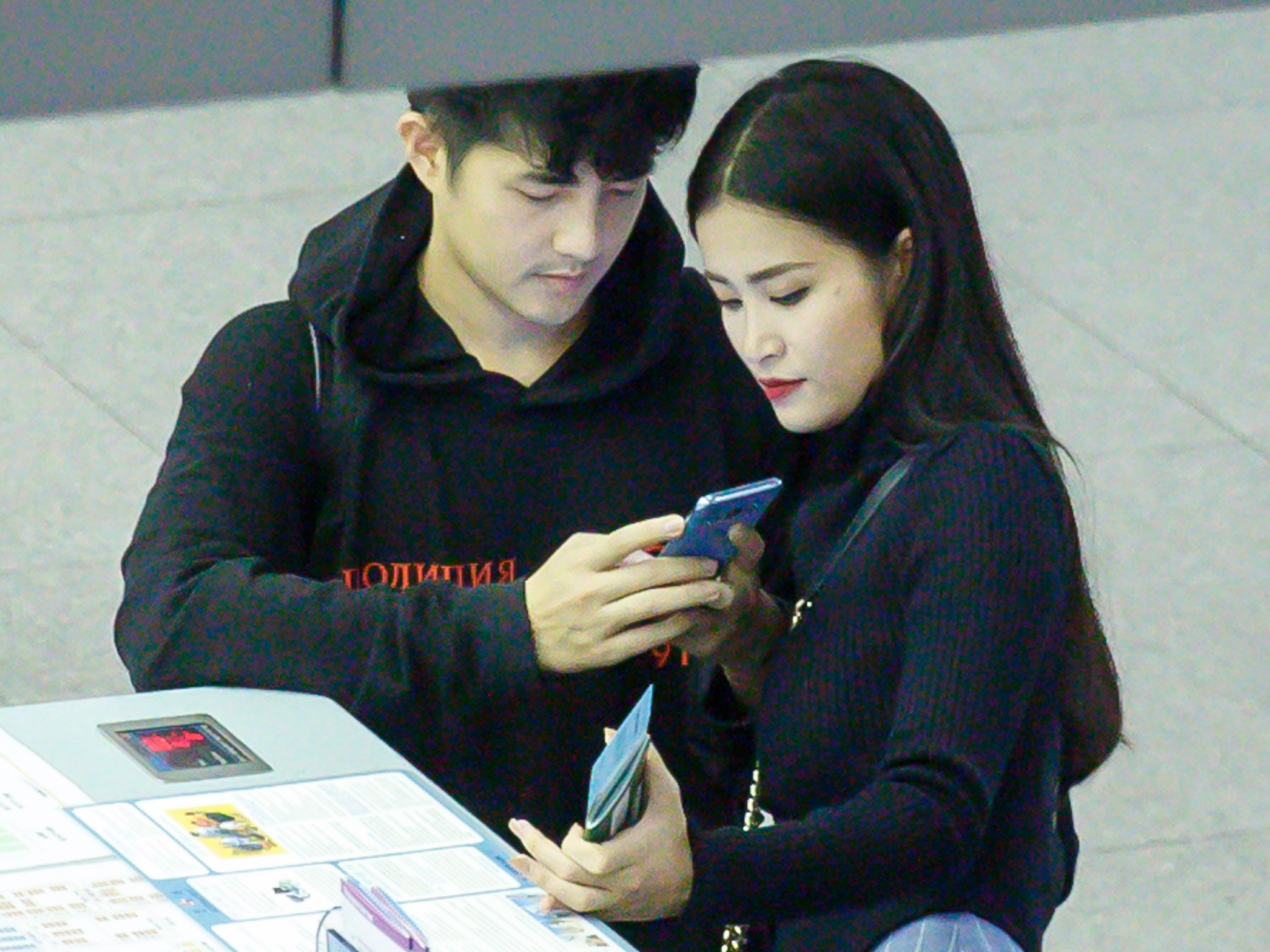 Dong Nhi, Ong Cao Thang tay trong tay o san bay hinh anh