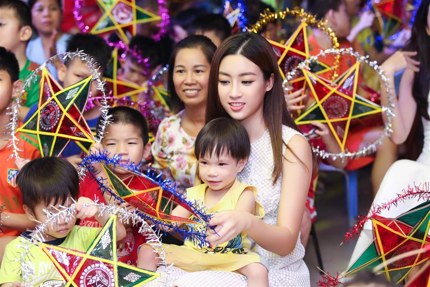 Hoa hau Do My Linh trao qua Trung Thu anh 5