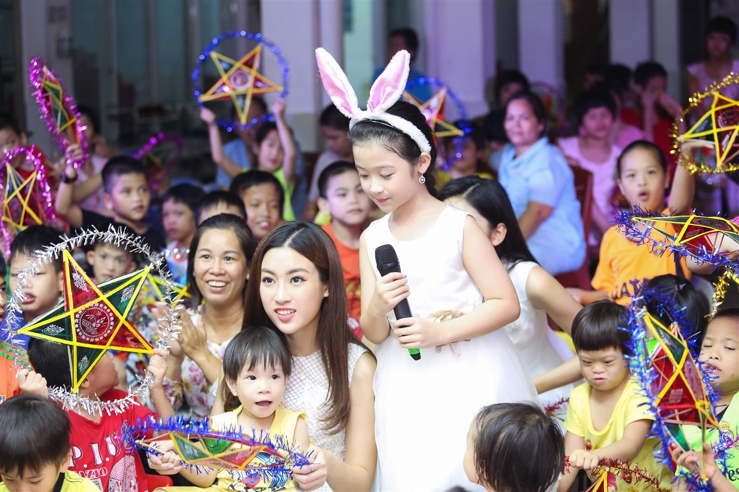 Hoa hau Do My Linh trao qua Trung Thu anh 3