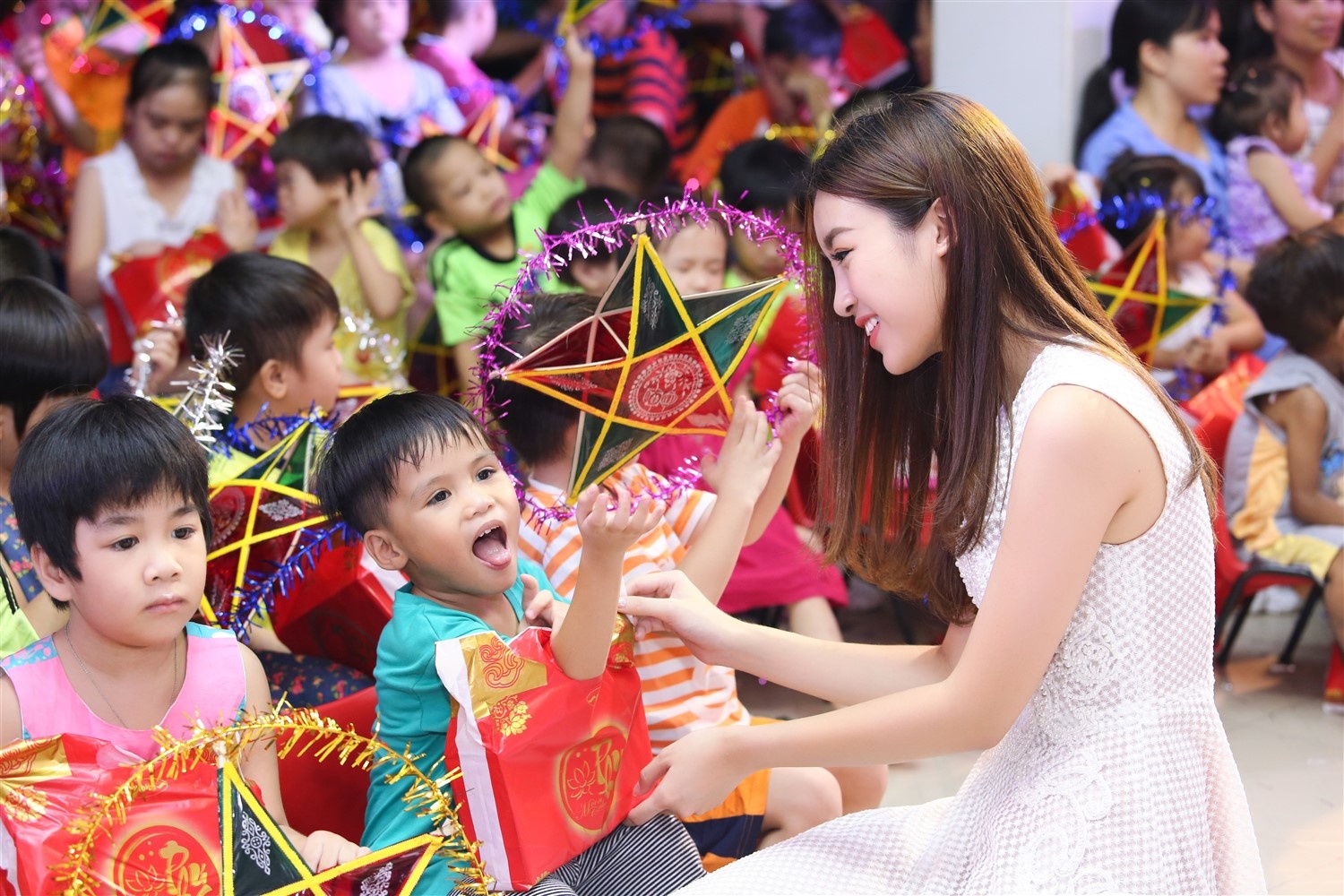 Hoa hau Do My Linh trao qua Trung Thu anh 4