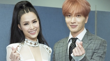 Dong Nhi tro chuyen voi truong nhom Super Junior, SNSD o hau truong hinh anh