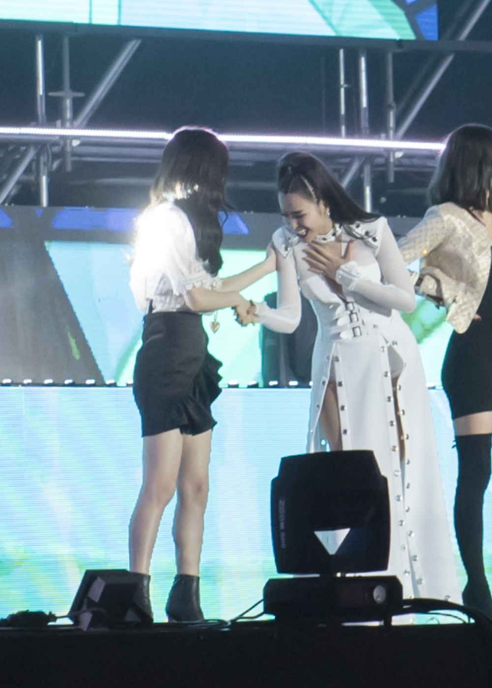 Đông Nhi bắt tay Lee Teuk, Taeyeon ảnh 2 Dong Nhi bat tay Lee Teuk, Taeyeon anh 2