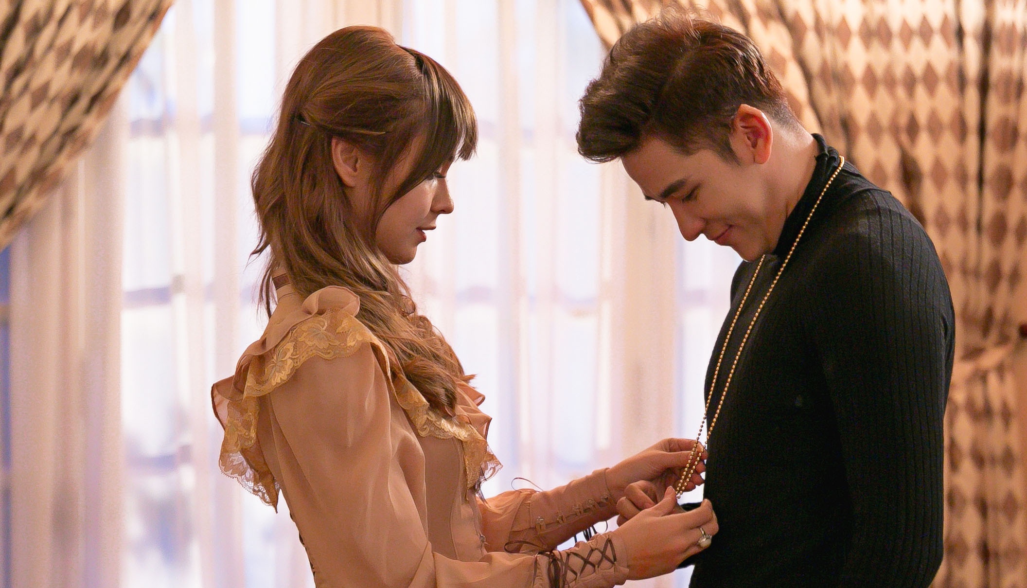 Nguoi mau Minh Trung viet chuyen tinh xuyen khong voi ca si lai Phap hinh anh