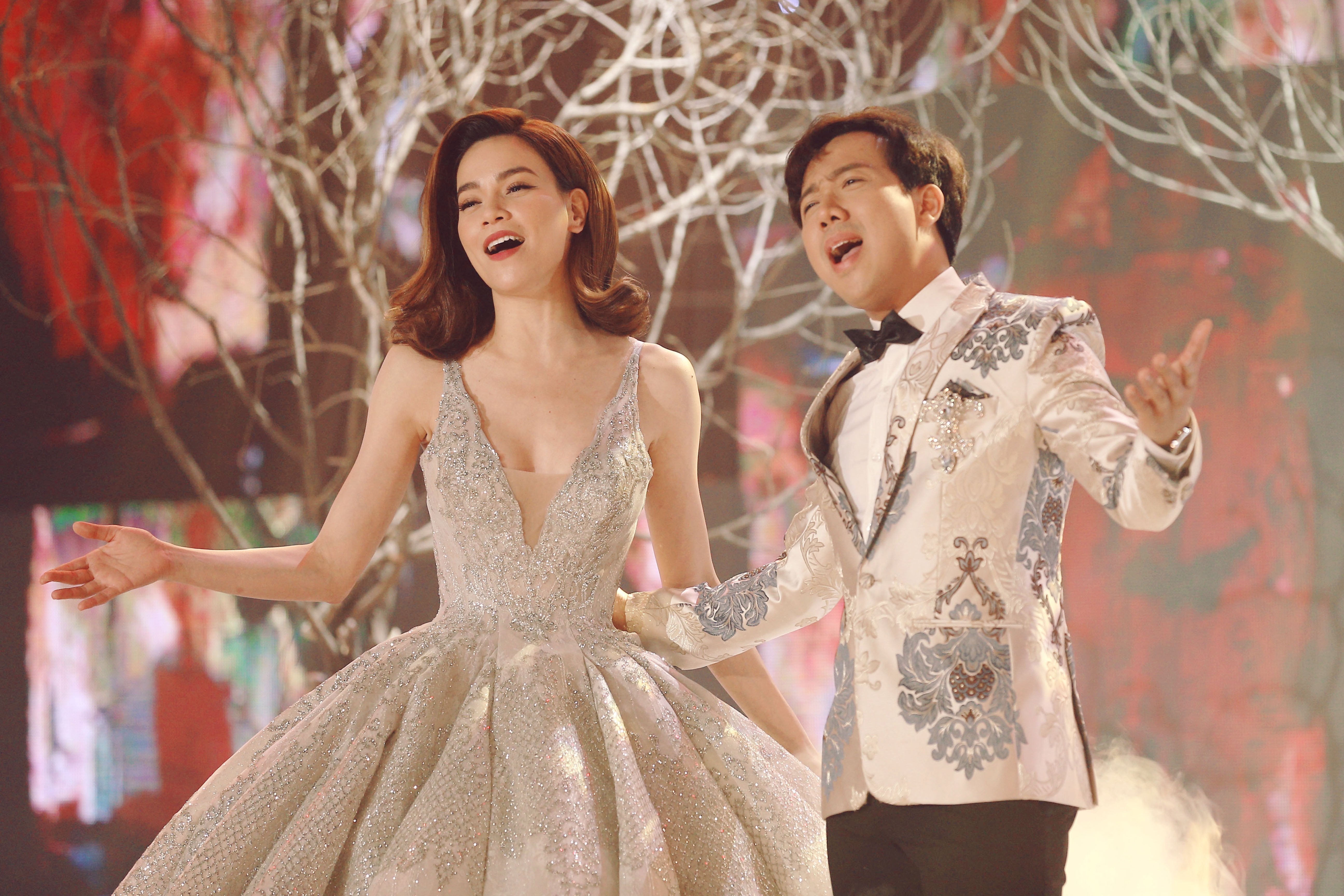 Trấn Thành song ca Hồ Ngọc Hà tạiGala nhạc Việt 10 ảnh 1 Tran Thanh song ca Ho Ngoc Ha taiGala nhac Viet 10 anh 1