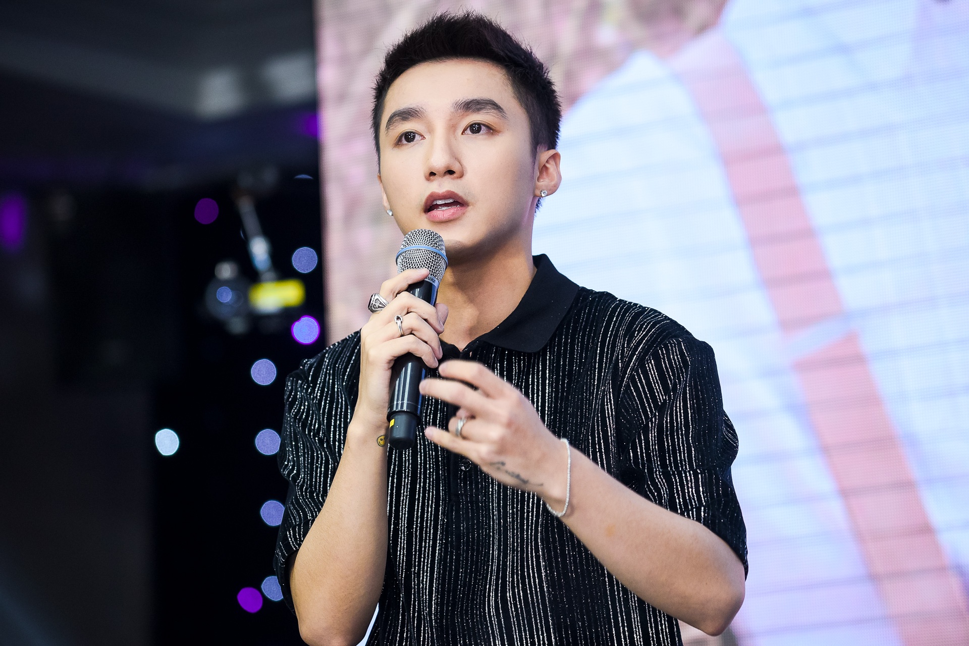 Son Tung ly giai viec khong chia se chuyen tinh cam trong tu truyen hinh anh