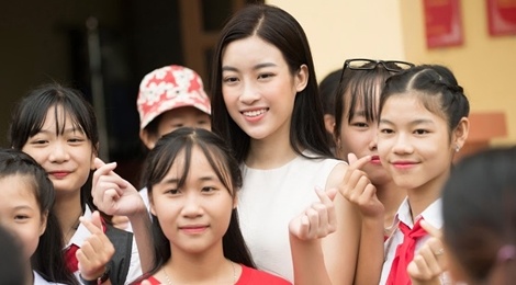 Do My Linh duoc chao don khi ve Yen Bai lam du an cho Miss World hinh anh