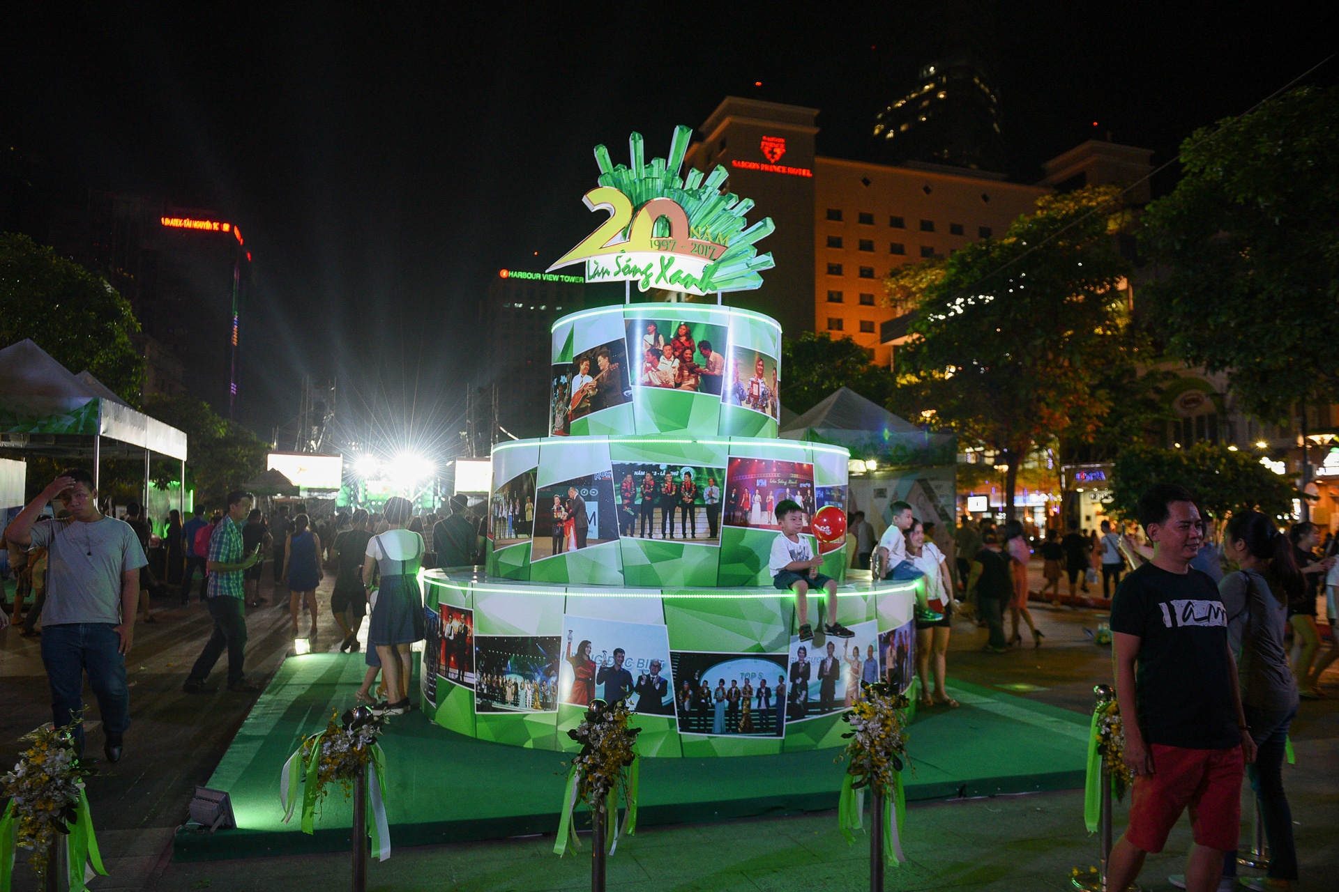 Dem nhac ky niem Lan Song Xanh o pho di bo anh 1