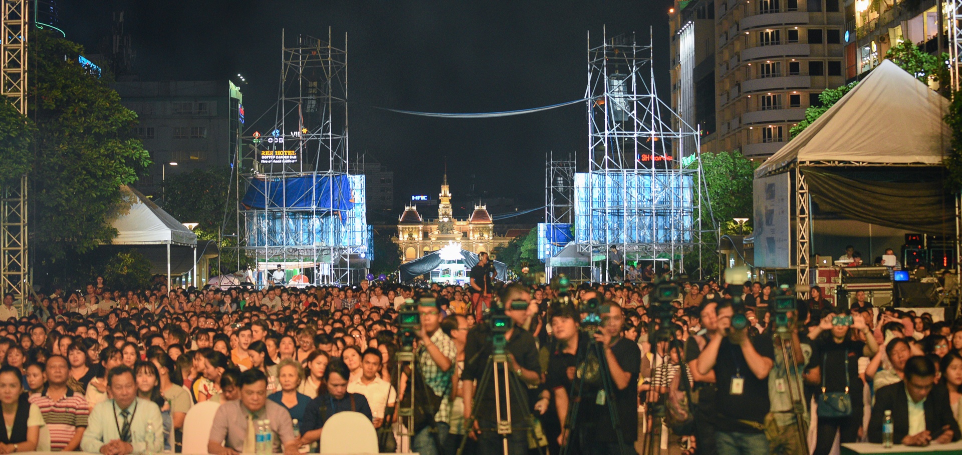 Dem nhac ky niem Lan Song Xanh o pho di bo anh 15