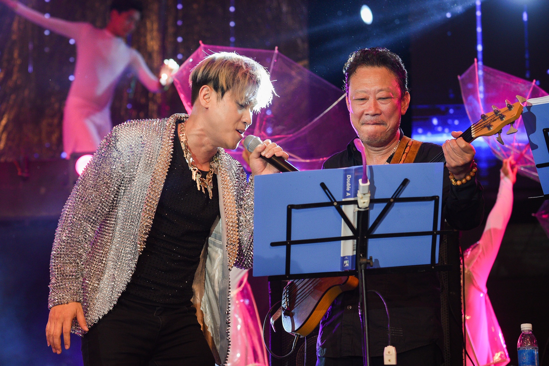 Dem nhac ky niem Lan Song Xanh o pho di bo anh 10