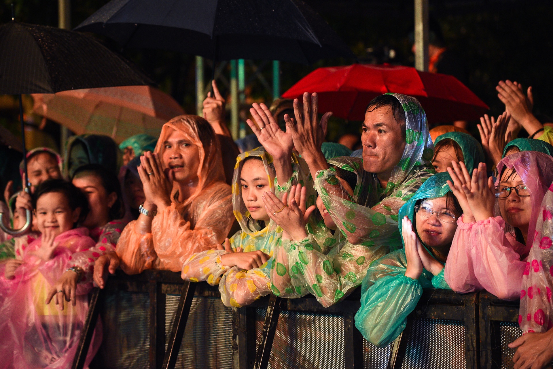 Đêm nhạc Làn Sóng Xanh ở phố đi bộ Nguyễn Huệ ảnh 2 Dem nhac Lan Song Xanh o pho di bo Nguyen Hue anh 2