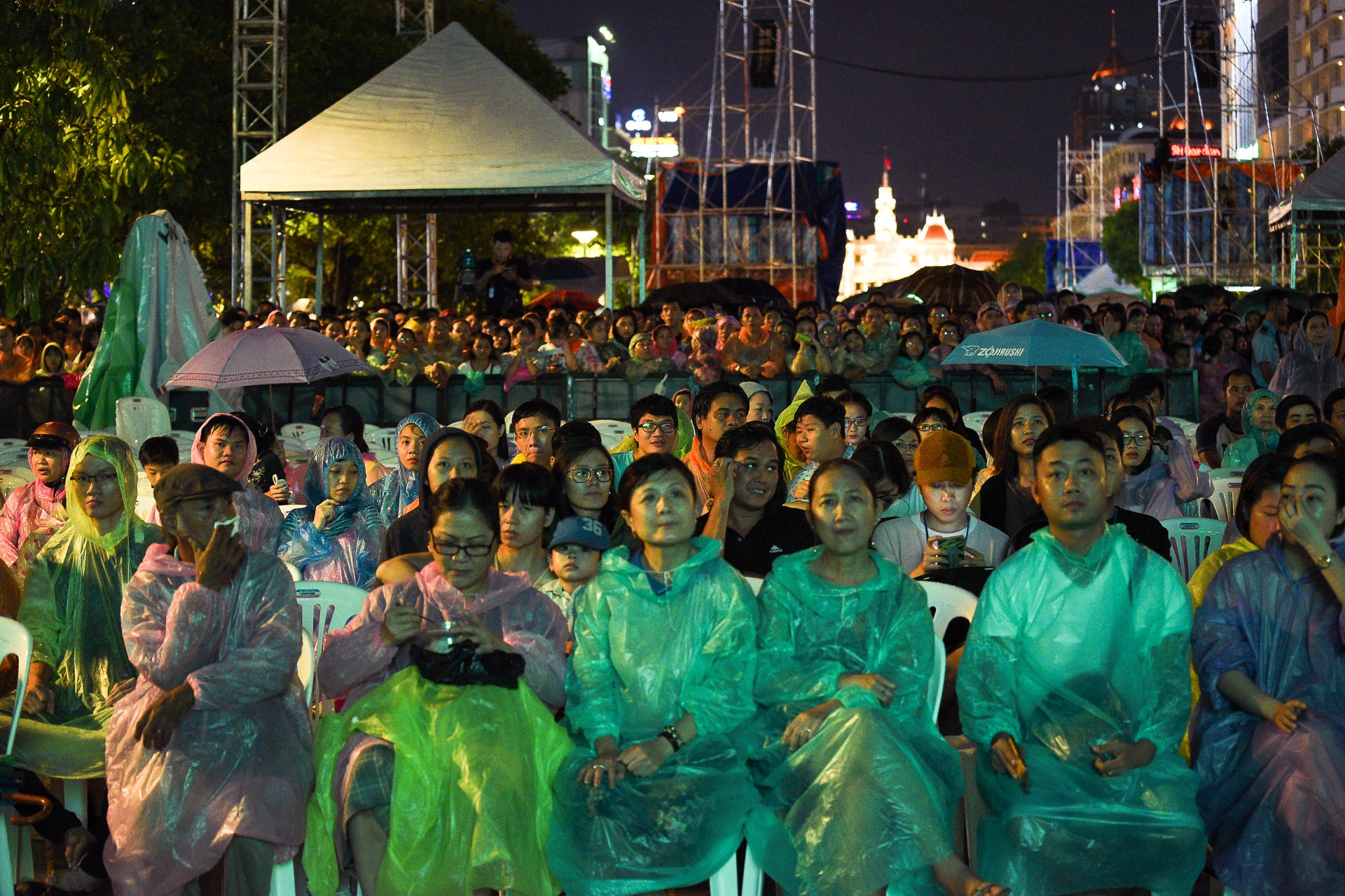 Đêm nhạc Làn Sóng Xanh ở phố đi bộ Nguyễn Huệ ảnh 1 Dem nhac Lan Song Xanh o pho di bo Nguyen Hue anh 1