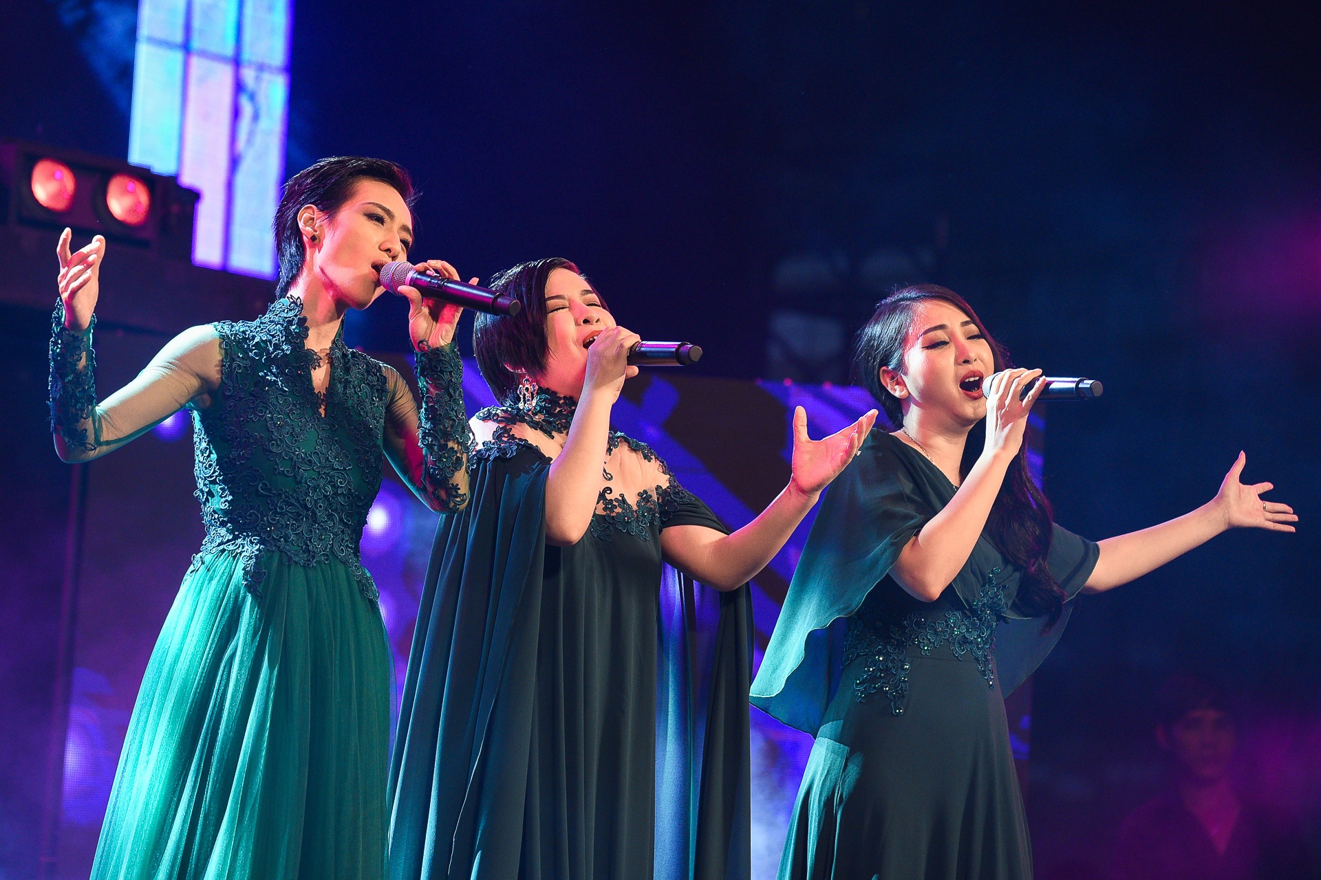 Đêm nhạc Làn Sóng Xanh ở phố đi bộ Nguyễn Huệ ảnh 9 Dem nhac Lan Song Xanh o pho di bo Nguyen Hue anh 9