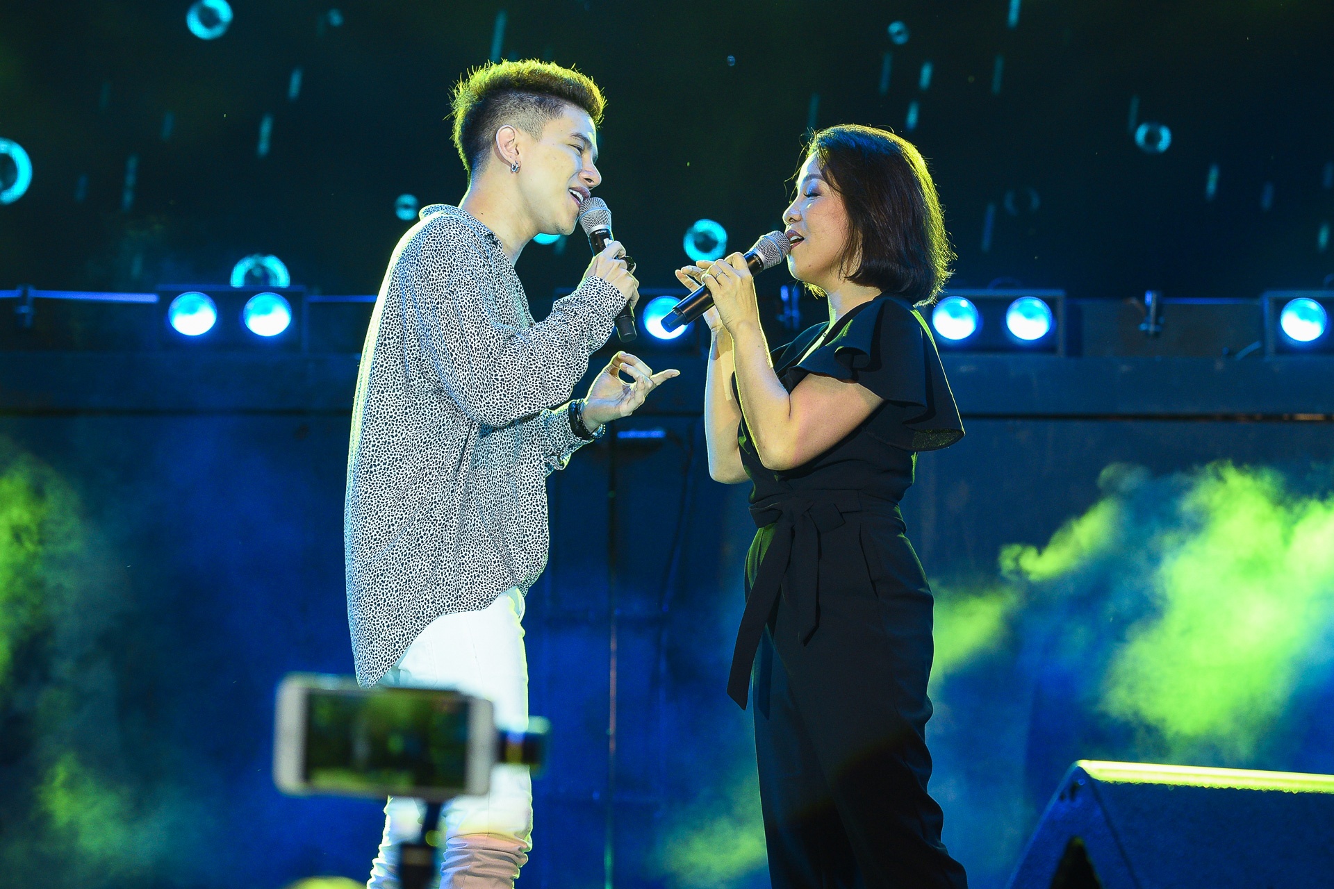 Đêm nhạc Làn Sóng Xanh ở phố đi bộ Nguyễn Huệ ảnh 5 Dem nhac Lan Song Xanh o pho di bo Nguyen Hue anh 5