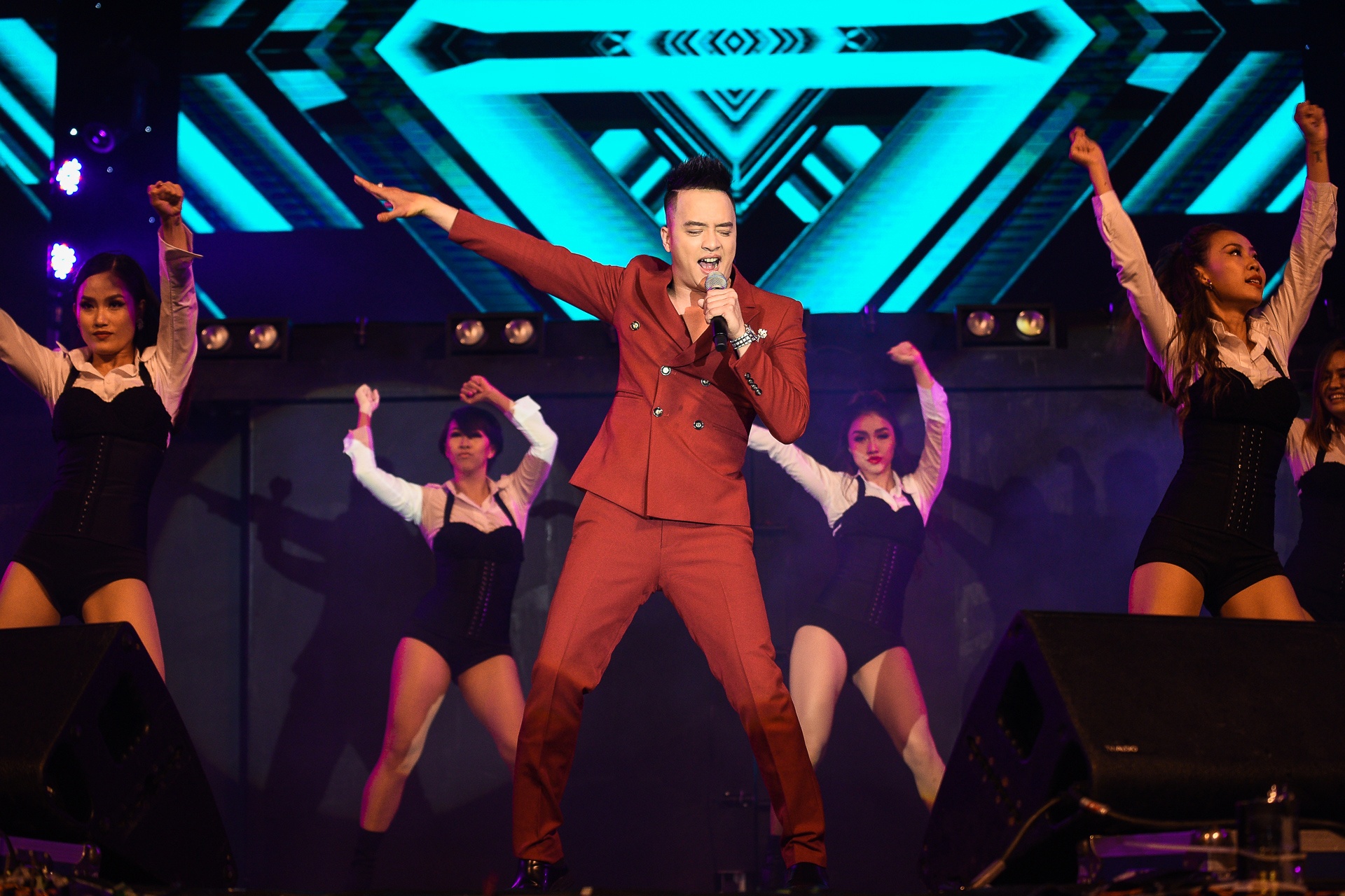 Đêm nhạc Làn Sóng Xanh ở phố đi bộ Nguyễn Huệ ảnh 19 Dem nhac Lan Song Xanh o pho di bo Nguyen Hue anh 19