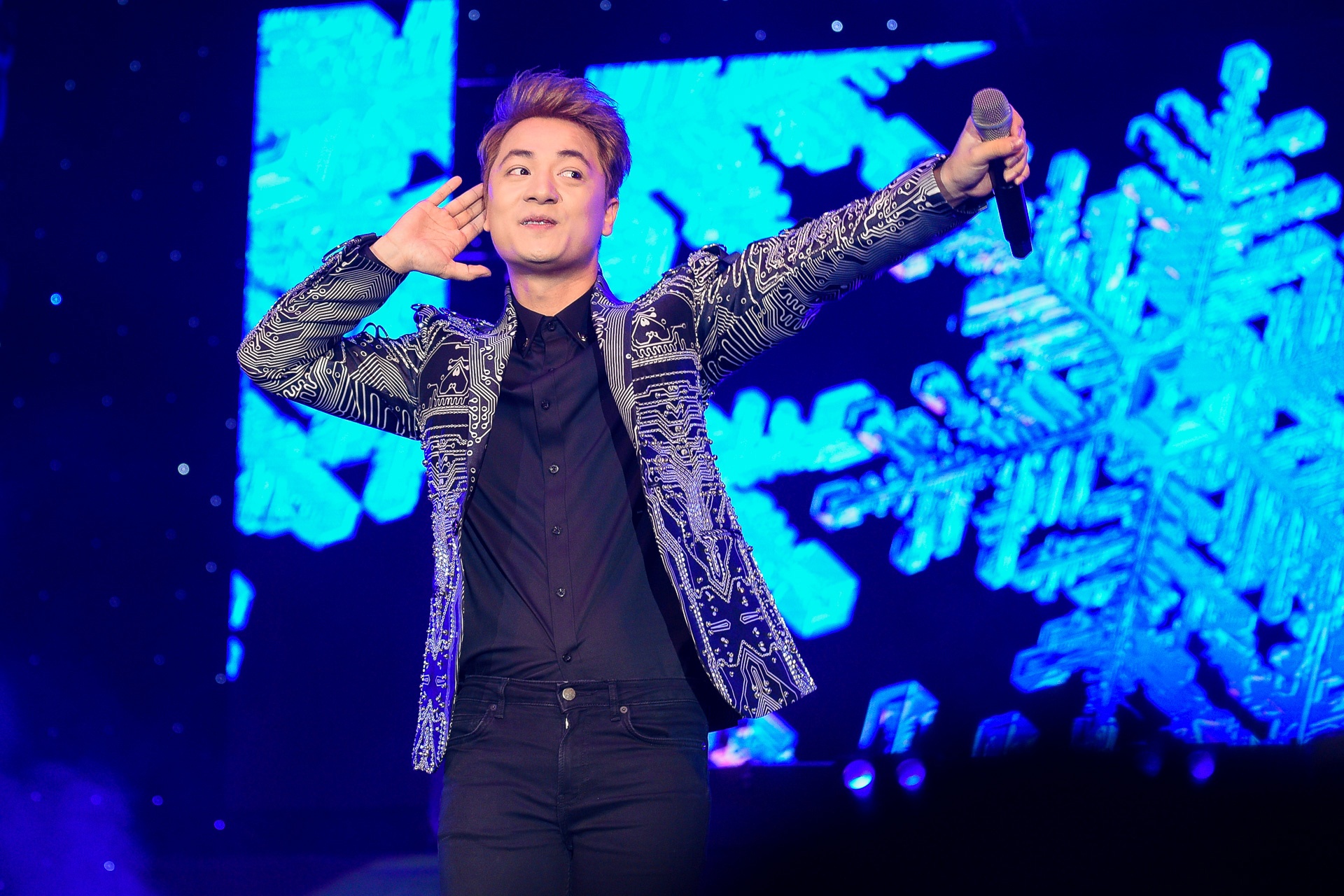 Đêm nhạc Làn Sóng Xanh ở phố đi bộ Nguyễn Huệ ảnh 14 Dem nhac Lan Song Xanh o pho di bo Nguyen Hue anh 14