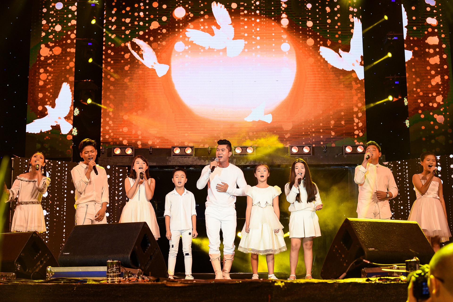 Đêm nhạc Làn Sóng Xanh ở phố đi bộ Nguyễn Huệ ảnh 17 Dem nhac Lan Song Xanh o pho di bo Nguyen Hue anh 17