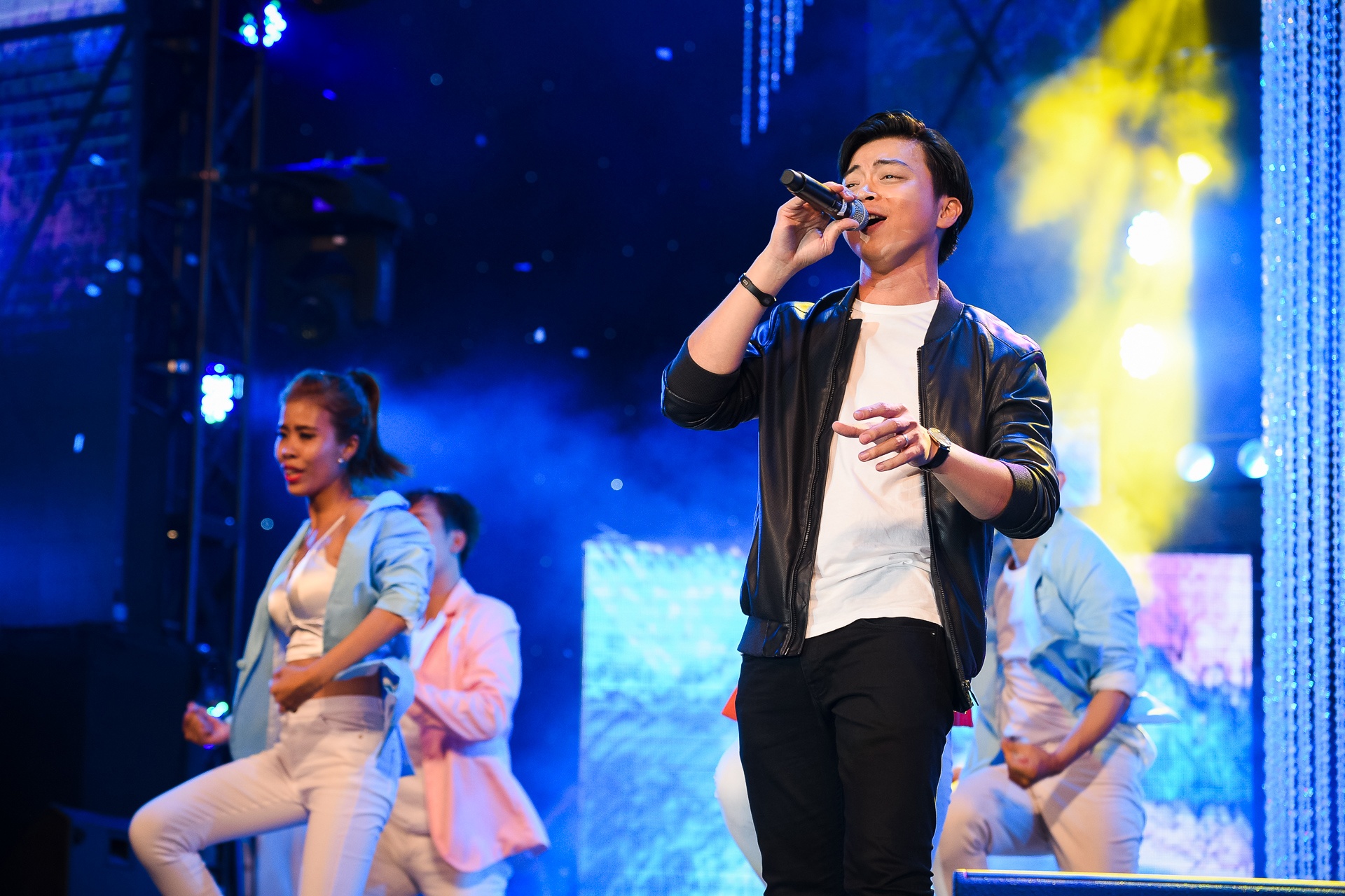 Đêm nhạc Làn Sóng Xanh ở phố đi bộ Nguyễn Huệ ảnh 22 Dem nhac Lan Song Xanh o pho di bo Nguyen Hue anh 22