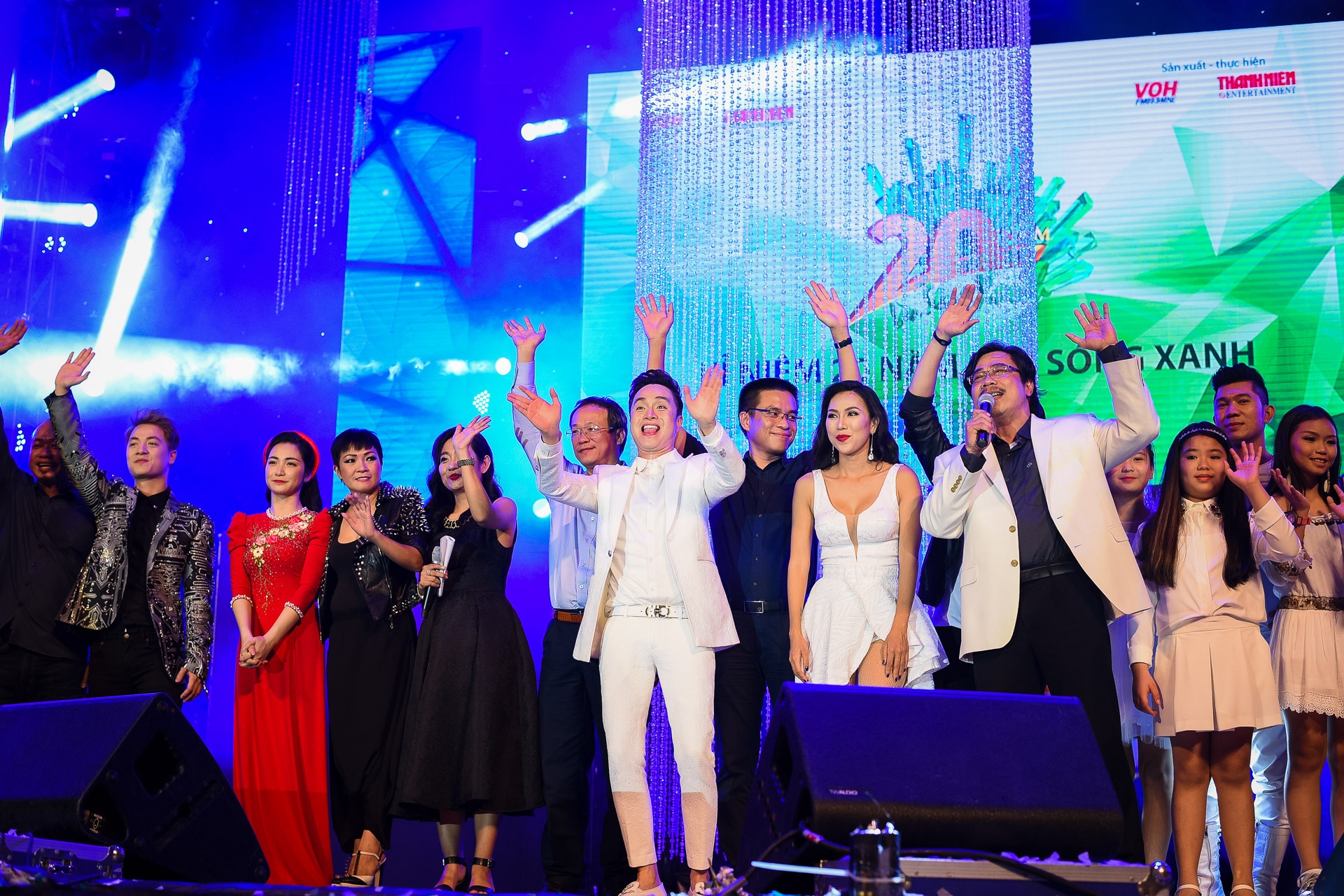 Đêm nhạc Làn Sóng Xanh ở phố đi bộ Nguyễn Huệ ảnh 23 Dem nhac Lan Song Xanh o pho di bo Nguyen Hue anh 23