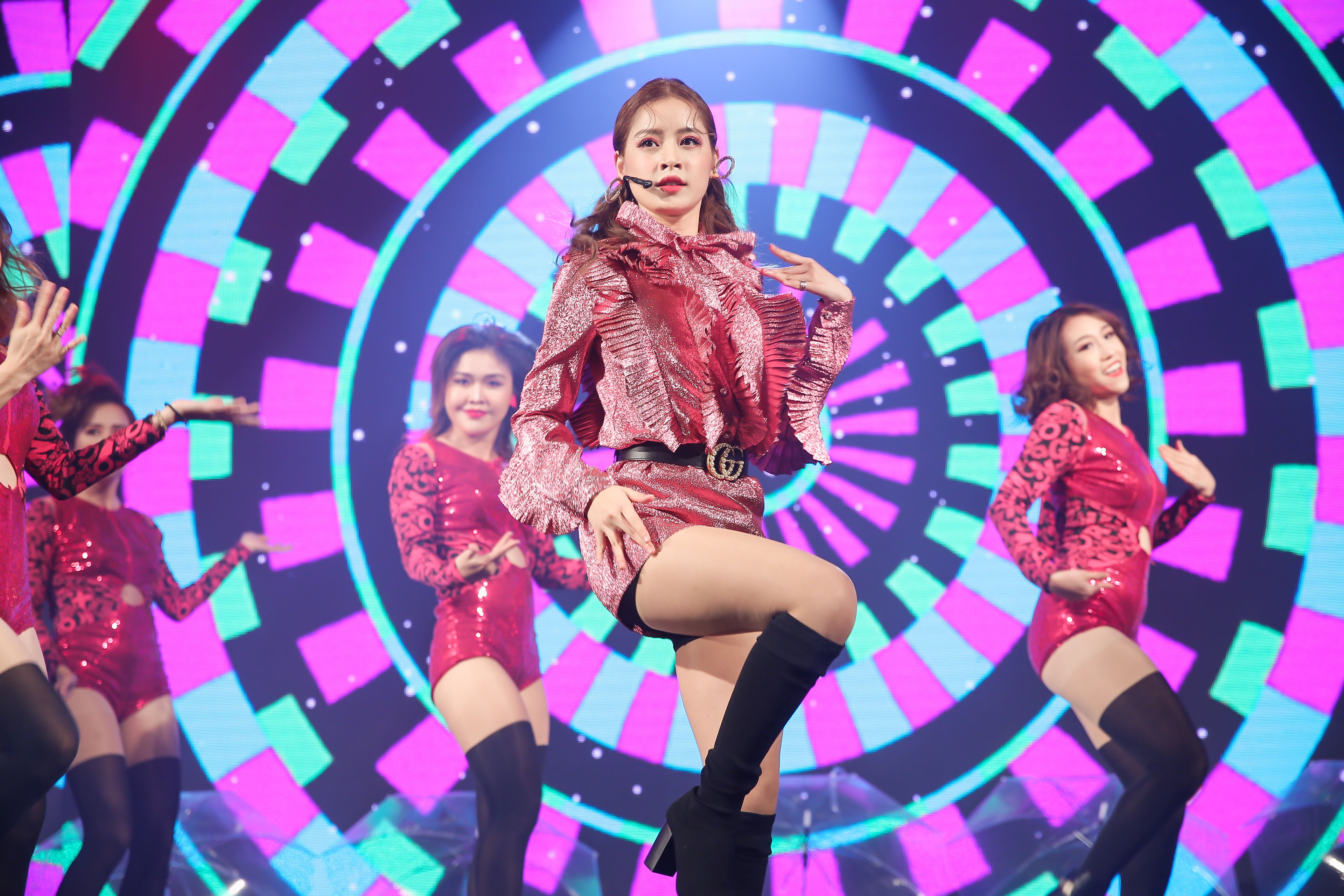 Chi Pu bieu dien live single Tu hom nay (Feel Like Oh) anh 1