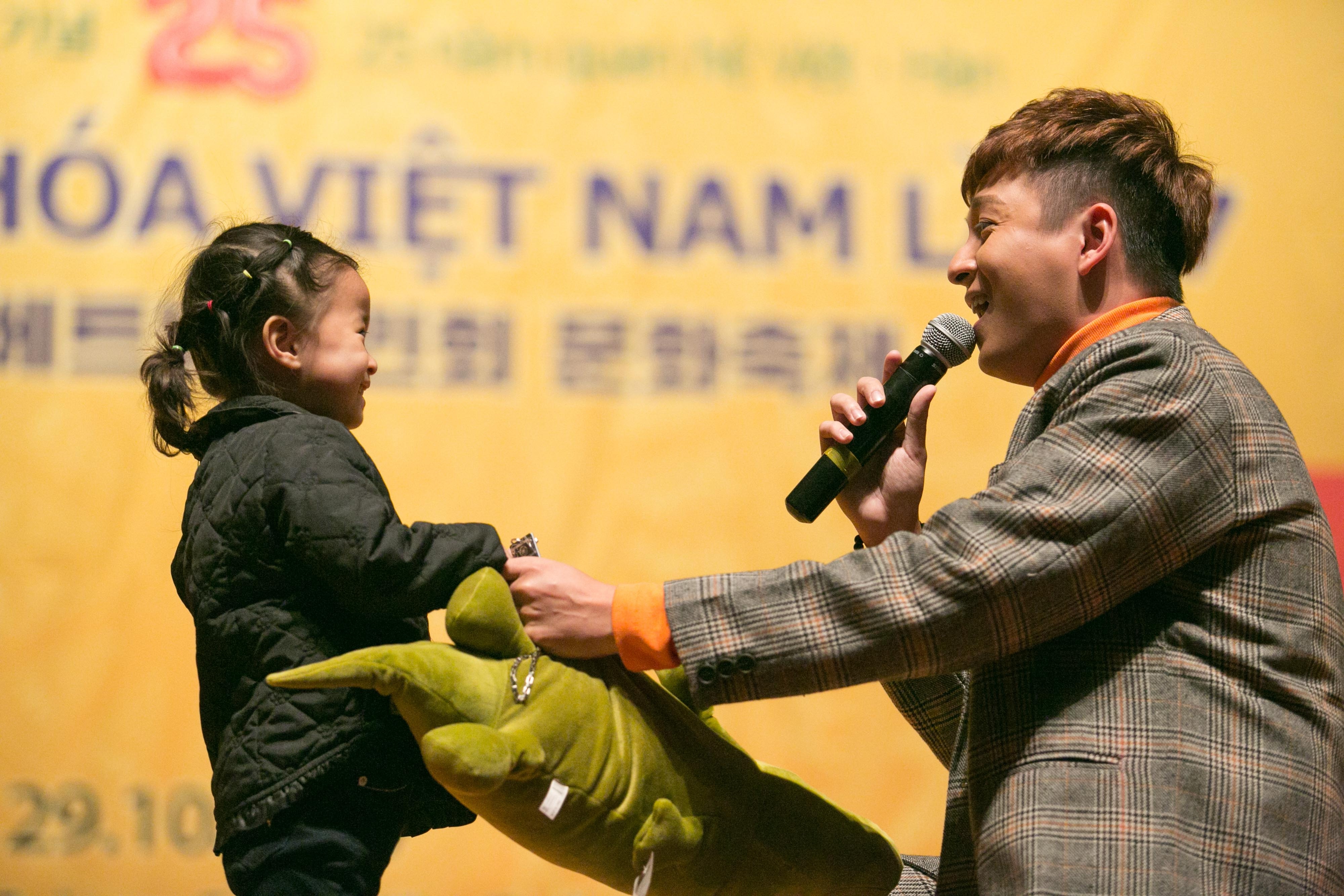 Ngo Kien Huy duoc kieu bao tai Han Quoc yeu men anh 3