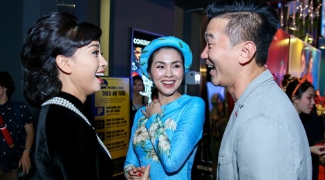 Tang Thanh Ha cung hoi ban than mac ao dai di xem 'Co Ba Sai Gon' hinh anh