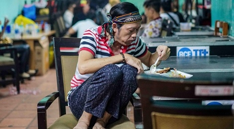 Hoai Linh an voi trong hau truong live show Kieu Minh Tuan hinh anh