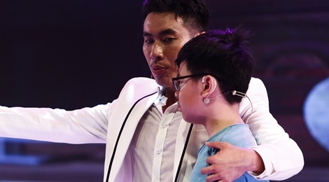 Con trai Cat Phuong - Thai Hoa len san khau, goi Kieu Minh Tuan la ba hinh anh