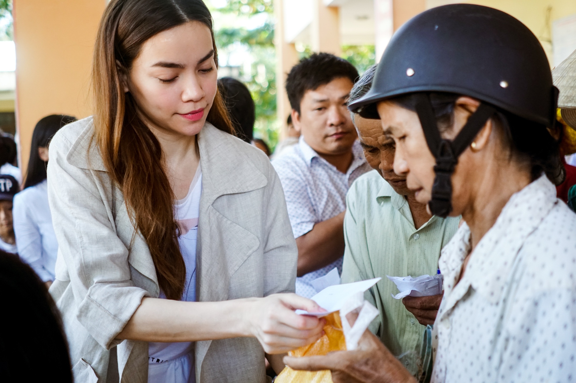 Hồ Ngọc Hà làm từ thiện tại Quảng Nam ảnh 2 Ho Ngoc Ha lam tu thien tai Quang Nam anh 2