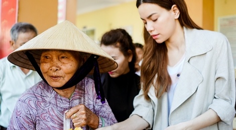 Ho Ngoc Ha di xe tai trao qua tu thien o Quang Nam hinh anh