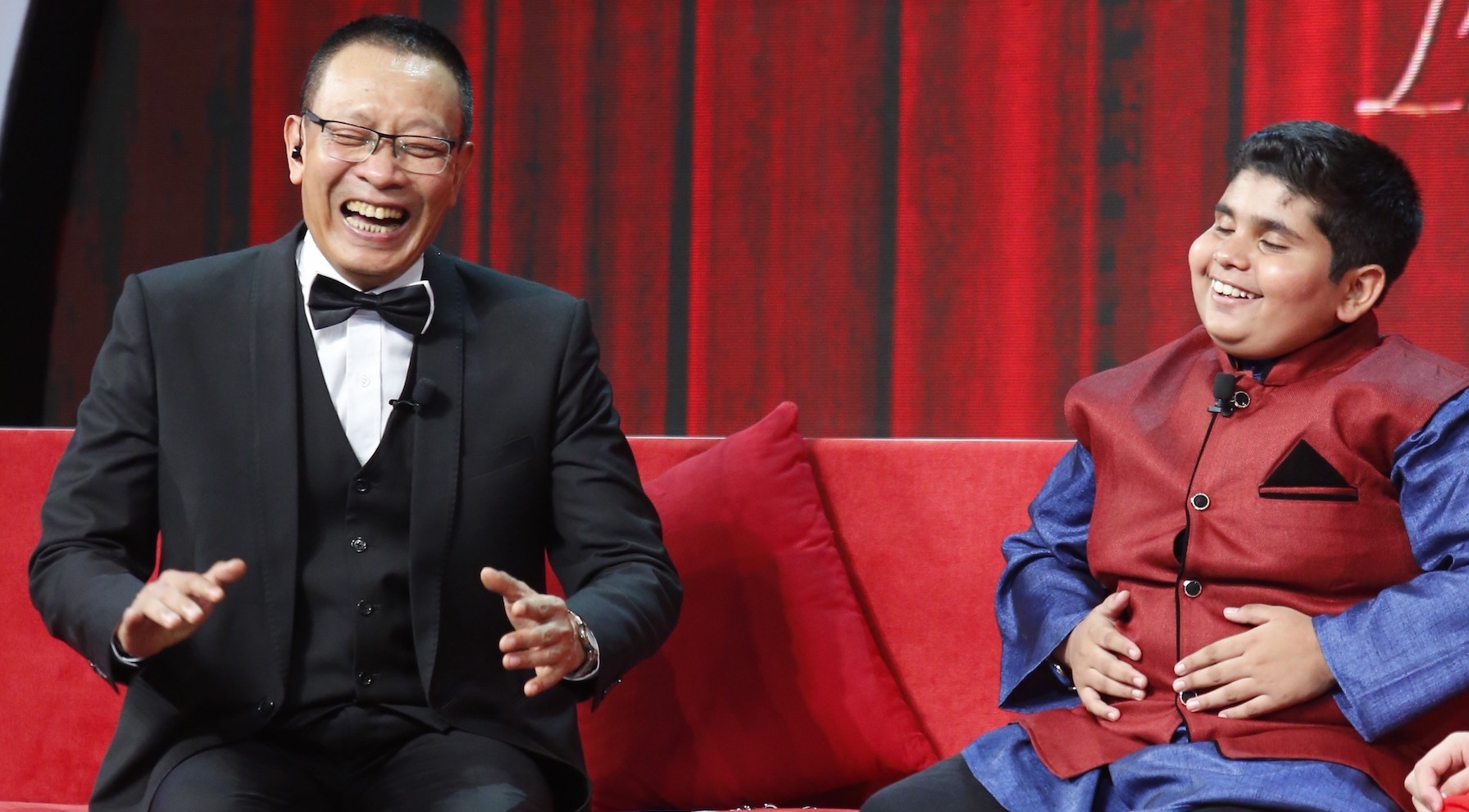 MC Lai Van Sam cuoi ngat vi cau be mum mim den tu An Do hinh anh