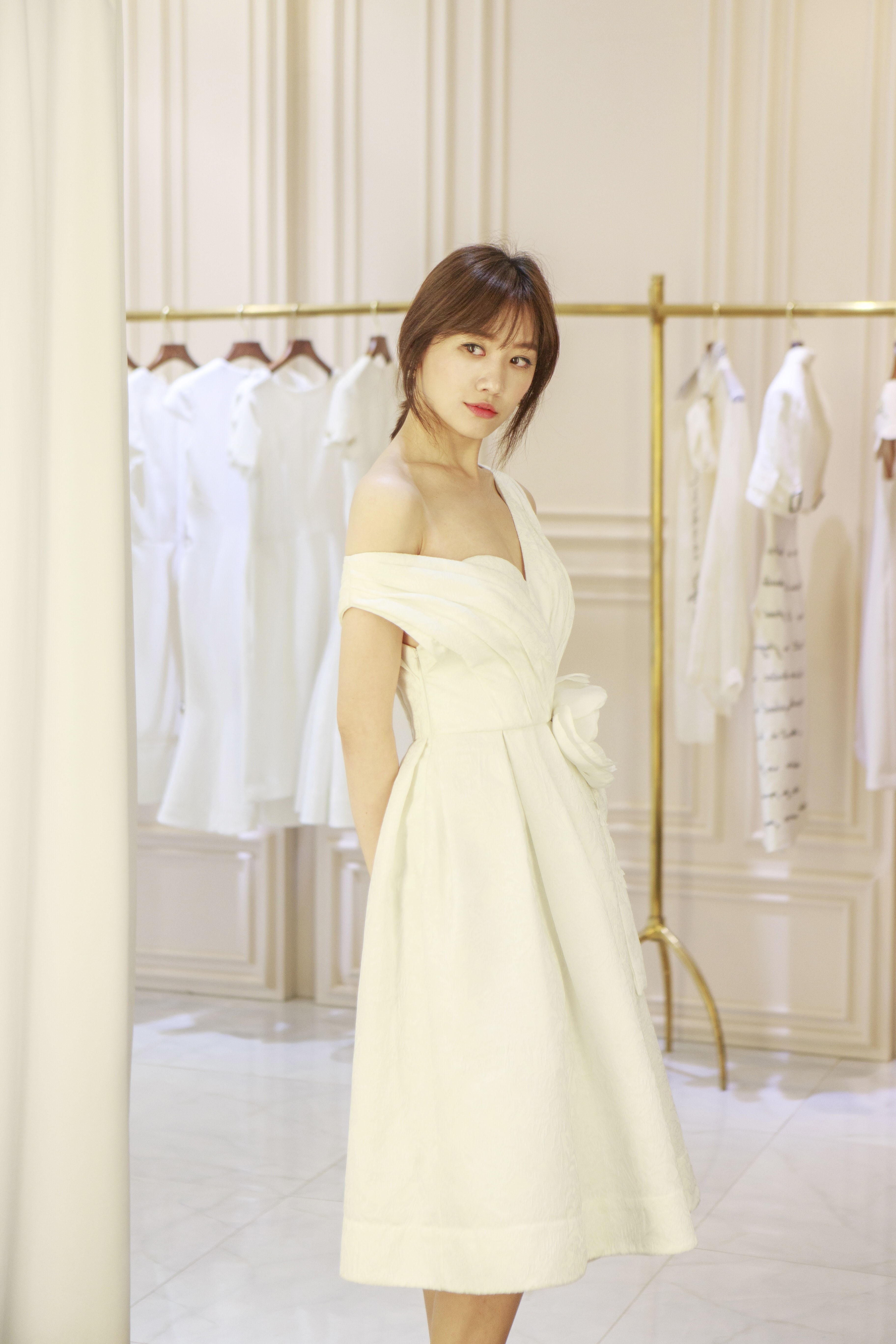 Tóc Tiên chuẩn bị trang phục trình diễn tại Mama ảnh 3 Toc Tien chuan bi trang phuc trinh dien tai Mama anh 3