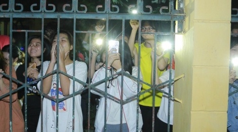 Fan toi xem Noo Phuoc Thinh tap luyen live show luc nua dem hinh anh