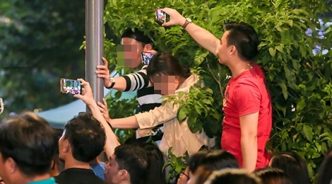 Bien nguoi do ve pho di bo xem My Tam, van con hinh anh kem y thuc hinh anh