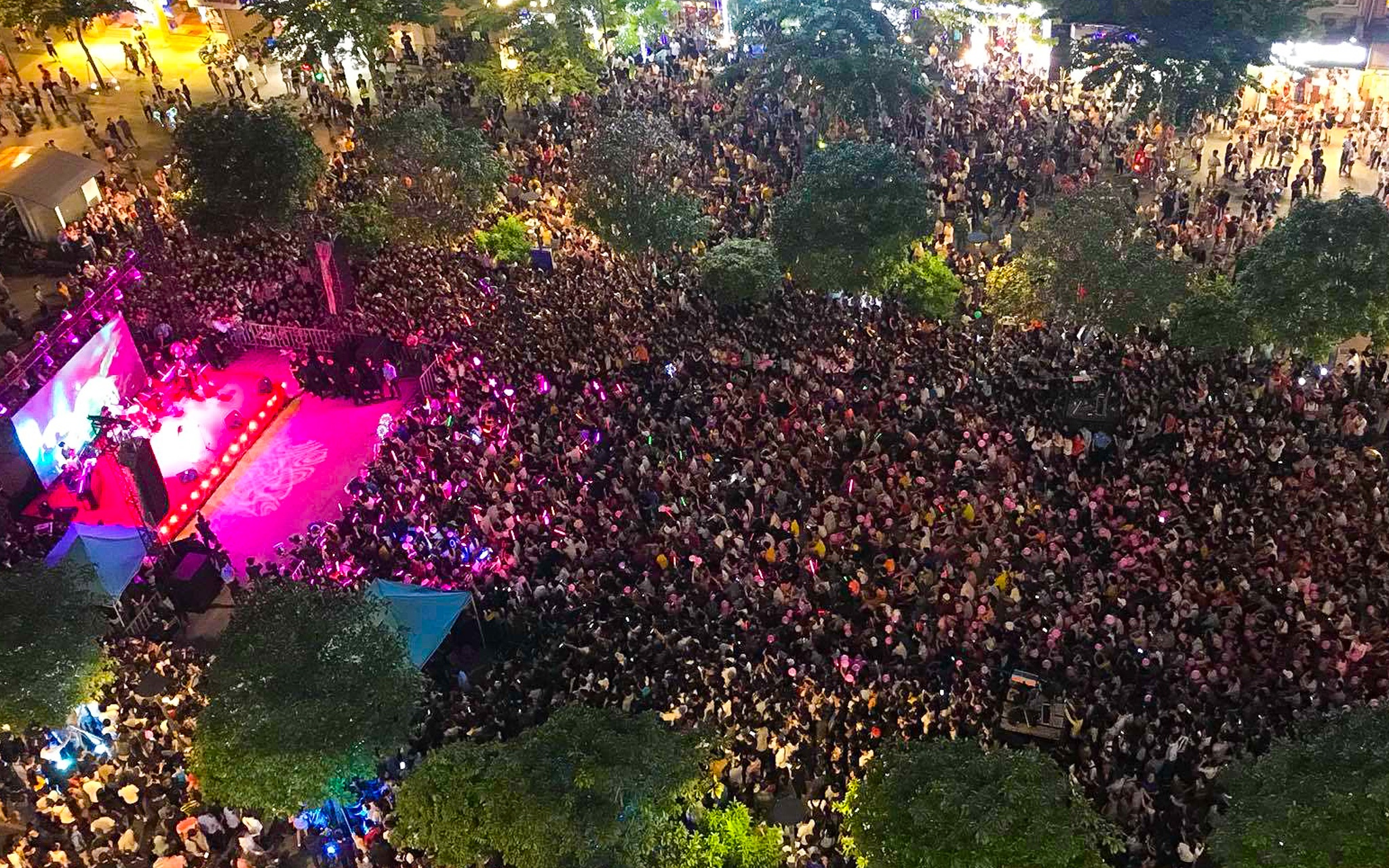 Mỹ Tâm biểu diễn ở phố đi bộ Nguyễn Huệ ảnh 1 My Tam bieu dien o pho di bo Nguyen Hue anh 1