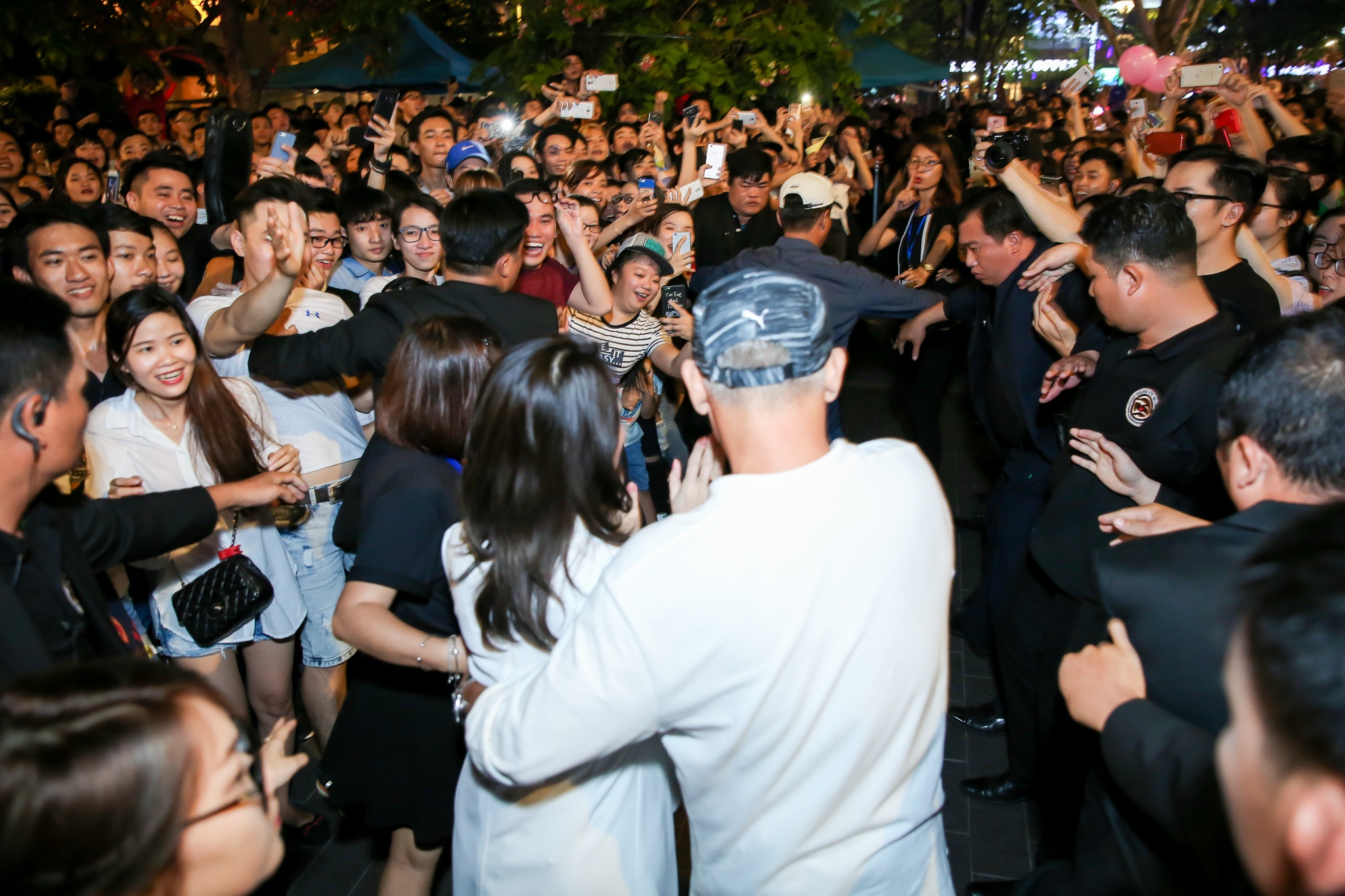 Mỹ Tâm biểu diễn ở phố đi bộ Nguyễn Huệ ảnh 9 My Tam bieu dien o pho di bo Nguyen Hue anh 9