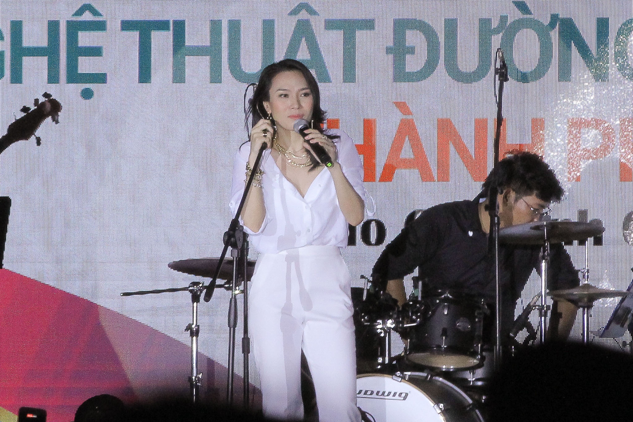 Mỹ Tâm biểu diễn ở phố đi bộ Nguyễn Huệ ảnh 3 My Tam bieu dien o pho di bo Nguyen Hue anh 3