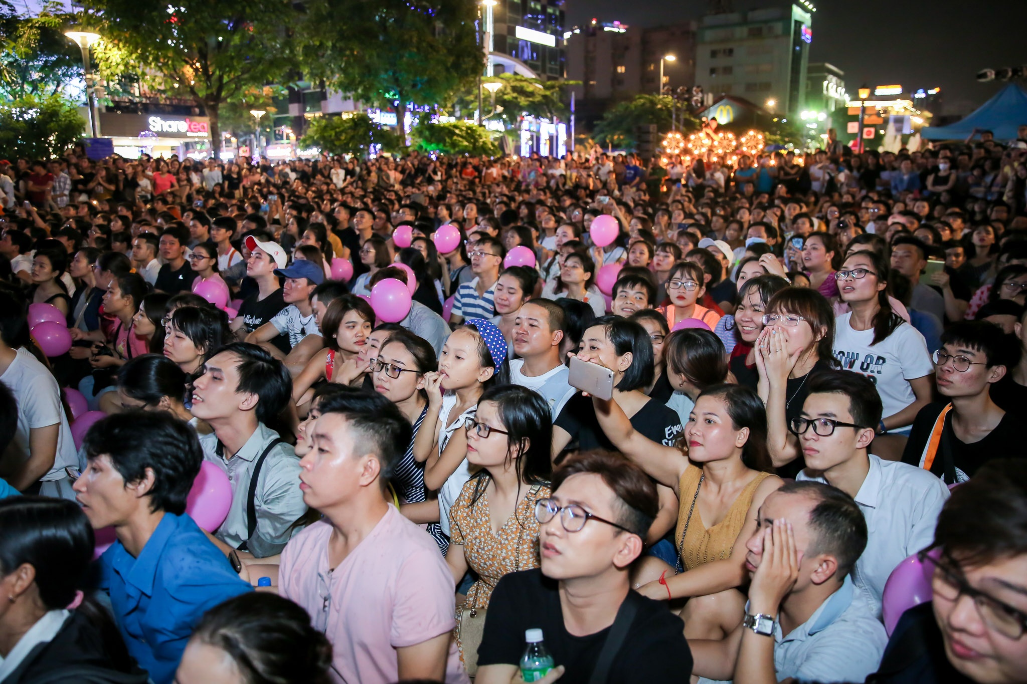 Mỹ Tâm biểu diễn ở phố đi bộ Nguyễn Huệ ảnh 2 My Tam bieu dien o pho di bo Nguyen Hue anh 2