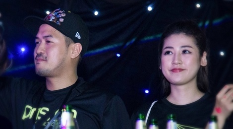 A hau Tu Anh vui ve ben Phillip Nguyen giua tin don hen ho hinh anh