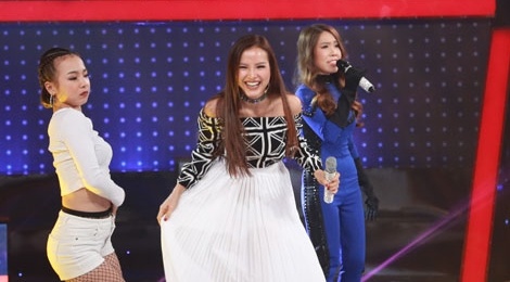 Phuong Trinh Jolie nga guc khi hat cung tham hoa am nhac hinh anh