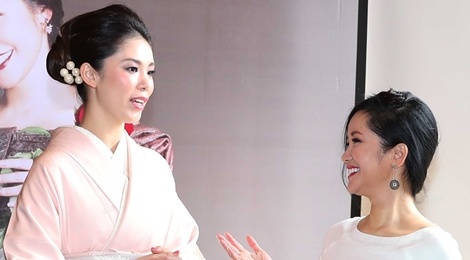 Hoa hau hoan vu Riyo Mori khen Hong Nhung co giong hat dep hinh anh