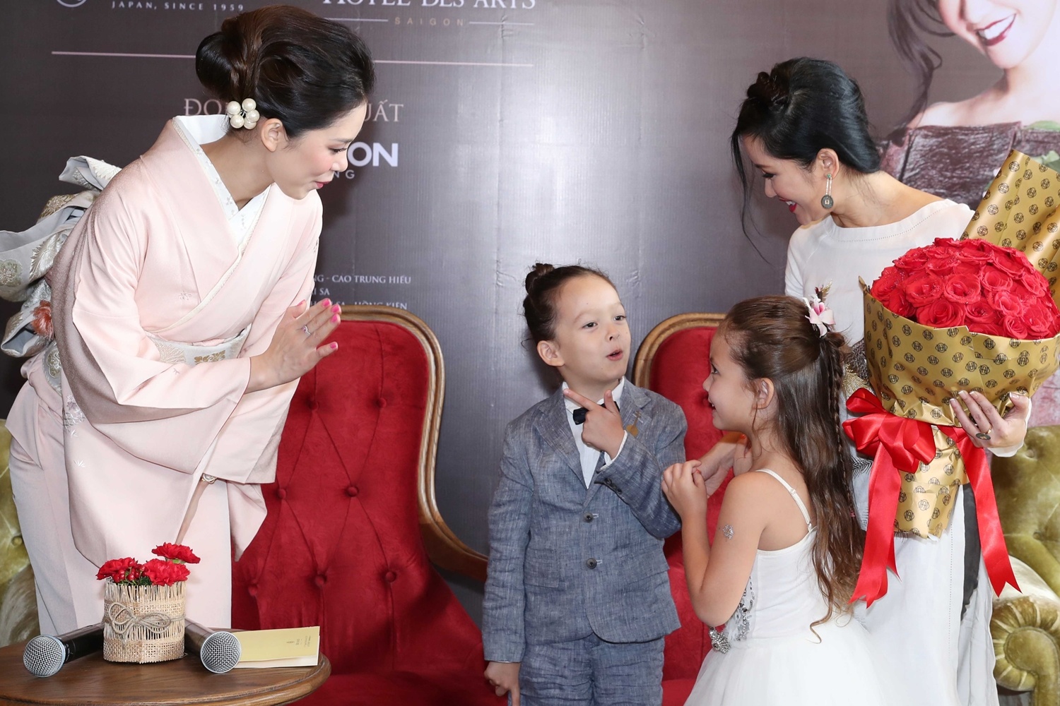 Hoa hậu Hoàn vũ 2008 Riyo Mori khen album Hồng Nhung ảnh 2 Hoa hau Hoan vu 2008 Riyo Mori khen album Hong Nhung anh 2