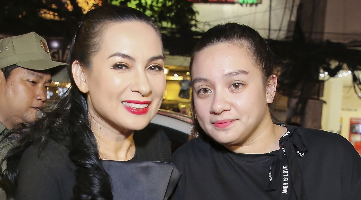 Con gai ruot Phi Nhung run khi lan dau duoc me gioi thieu voi khan gia hinh anh