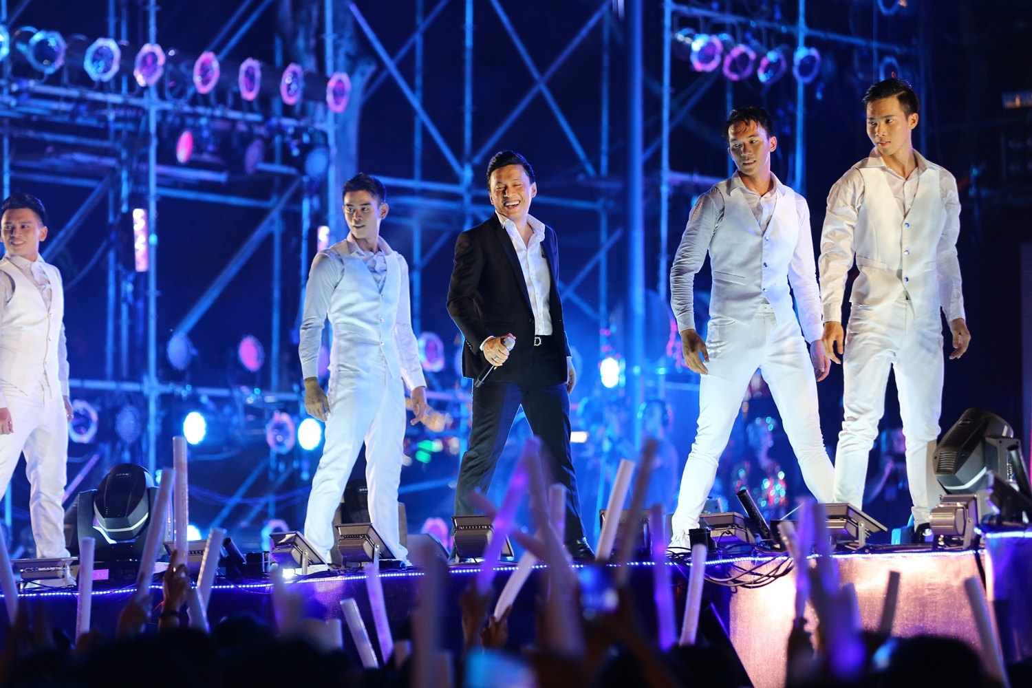 My Tam,  Son Tung M-TP hat mung nam moi anh 7