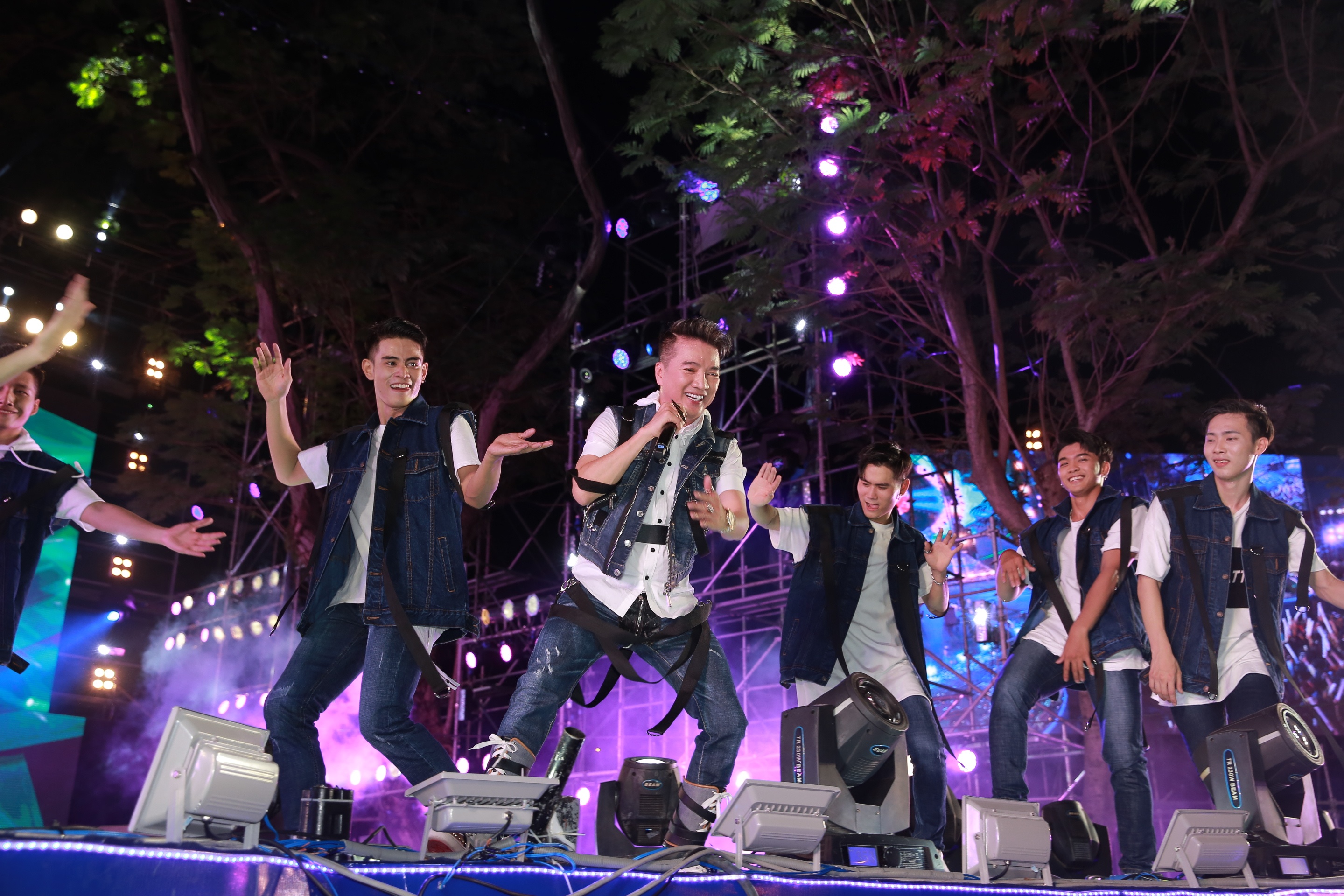 My Tam,  Son Tung M-TP hat mung nam moi anh 5