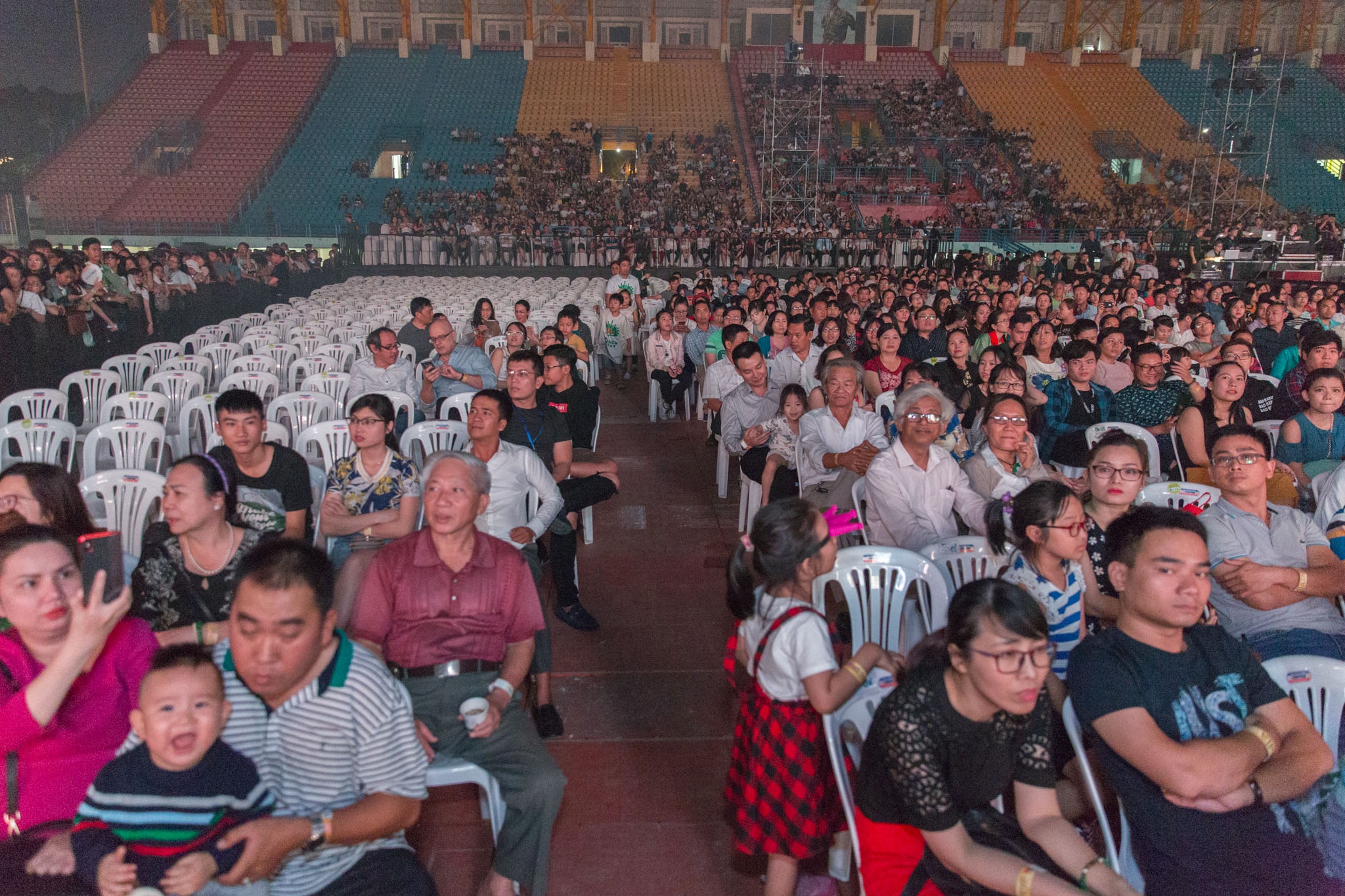 Đêm nhạc kỷ niệm 20 năm Làn Sóng Xanh vắng khách ảnh 3 Dem nhac ky niem 20 nam Lan Song Xanh vang khach anh 3
