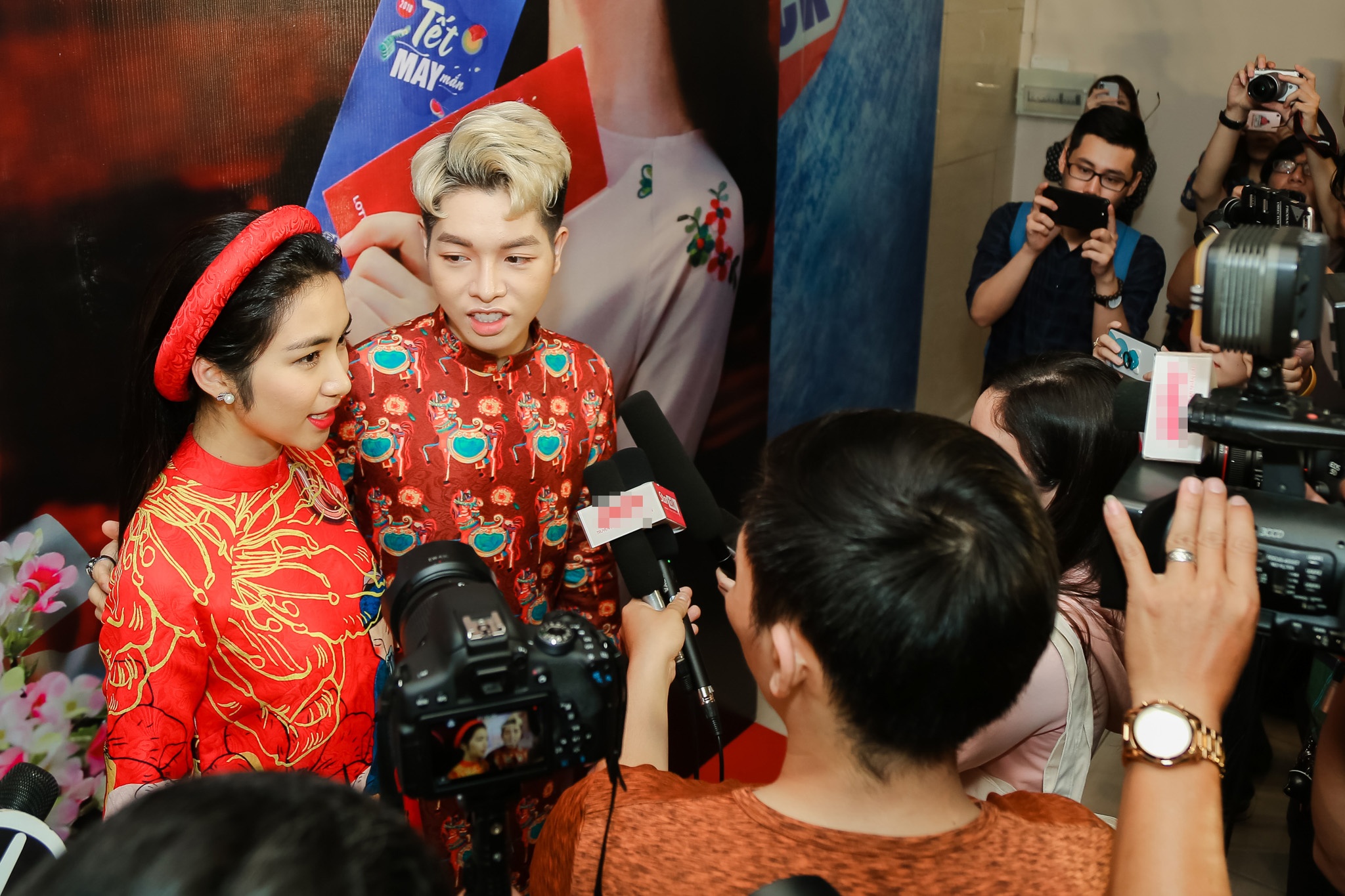 Duc Phuc, Hoa Minzy 'noi xau' nhau trong buoi hop bao hinh anh