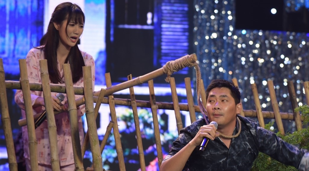 Minh Luan vao vai hu hong, cua cam Jang Mi tren san khau hinh anh